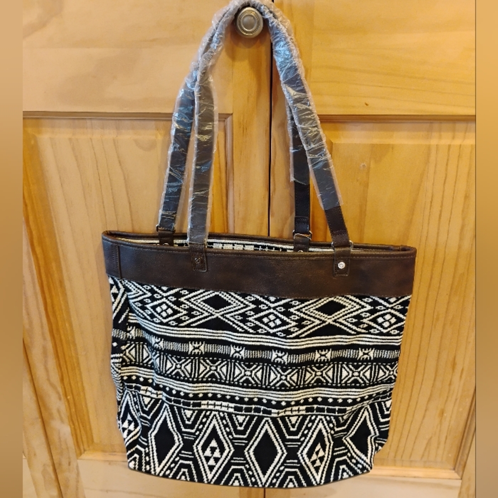 Thirty -One Reversible Tote. Rio Weave. Black and White Patterned Tote Bag